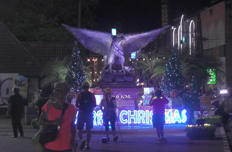 วันคริสต์มาสตัวเมืองกระบี่เงียบเหงาส่วนใหญ่นักท่องเที่ยวต่างชาติชาวไทยพักค้างคืนหาดอ่าวนางหาดคลองม่วงหาดทับแขกและกาะพีพีซึ่งเป็นจุดดึงดูดหลัก