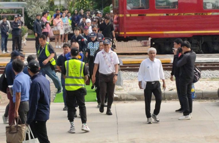 นายอำเภอหัวหิน พร้อมนายกสมาคมท่องเที่ยวฯ และผู้จัดการสนามกอล์ฟหลวงหัวหินให้การต้อนรับคณะกอล์ฟการกุศลการรถไฟฯ ช่วยผู้ประสบอุทกภัย จ.สงขลา