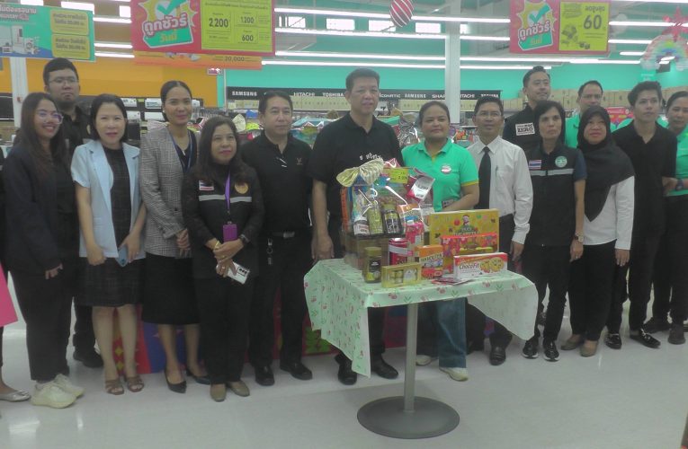 ทีมคุ้มครองผู้บริโภคกระบี่ตรวจเข้มกระเช้าของขวัญปีใหม่ 5 ห้างใหญ่ไม่ให้เอาเปรียบได้สินค้าคุณภาพปลอดภัยพบของขวัญสั่งทำไม่ติดฉลากสั่งติดทันทีหากพบอีกดำเนินคดี