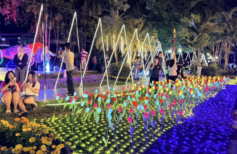 ยะลา นักท่องเที่ยวชาวไทยและมาเลเซียเช็คอินสัมผัสความระยิบระยับไฟประดับหลากสีสัน Betong Night Light 2026