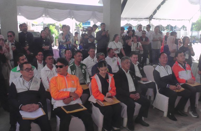 วันแรกรับสมัครรับเลือกตั้งสมาชิกสภาผู้แทนราษฎรจังหวัดกระบี่คึกคักหัวคะแนนเสียงขบวนรถแห่ให้กำลังใจคับคั่ง 3 เขตมีผู้ลงสมัคร 15 คนจาก 7 พรรคการเมือง