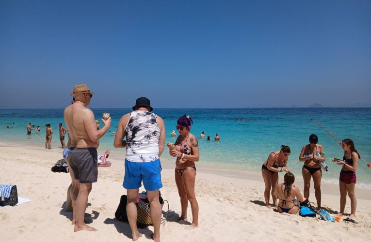 ท่องเที่ยวกระบี่คึกคักคาดช่วงเทศกาลปีใหม่ 31 ธันวาคม 68 ถึง 4 มกราคม 69 มีรายได้เกือบ 2 พันล้านบาทนักท่องเที่ยวผ่านสนามบินในประเทศและต่างประเทศ 11 เดือนปี 68 รวม 2,707,981 คน