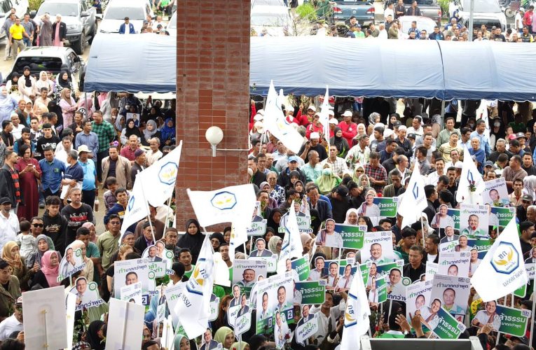 คลื่นมหาชนทะลัก 8 พรรคใหญ่ตบเท้าพรึ่บ เทียบรุ่นเก่าหน้าใหม่ กองเชียร์กริ๊ดสนั่นศาลากลาง