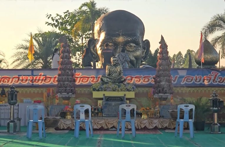 อุทัยธานี พุทธบริษัทวัดหลวงพ่อเคลือบปักธงชาติไทย