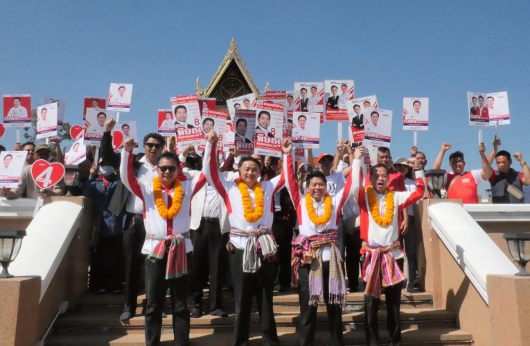 หนองบัวลำภู “ผู้ว่าฯ” นำทีมสังเกตการณ์เปิดรับสมัครเลือกตั้งสมาชิกสภาผู้แทนราษฎร (ส.ส.)แบบแบ่งเขตเลือกตั้งของจังหวัดหนองบัวลำภู วันแรกผู้สมัครนำกองเชียร์คึกคัก ! เขตเลือกตั้ง 1-2 ตกลงกันไม่ได้ต้องจับสลาก ส่วนเขต 3 ตกลงลงตัว ขณะที่ กตต.วางเป้าผู้ใช้สิทธิ์ทะลุ 80