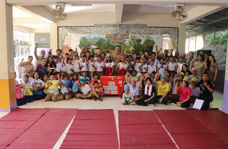 รองผู้ว่าราชการจังหวัดแม่ฮ่องสอน เป็นประธานมอบสิ่งของบริจาคและทุนการศึกษาสถานีไออุ่น ครั้งที่ 75 เพื่อมอบความสุขและสร้างรอยยิ้มให้แก่น้องนักเรียน