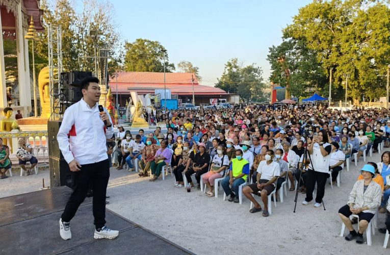 ผู้สมัครพรรคเพื่อไทยเปิดเวทีปราศรัยชี้นโยบายพรรค