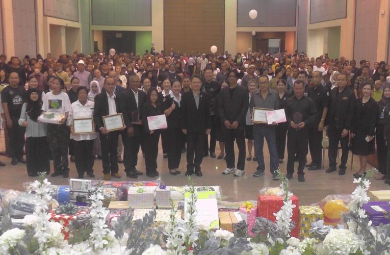 พัฒนาสังคมมนุษย์จัดงานปีใหม่มอบของขวัญวันคนพิการสากลกระบี่ให้ความสำคัญมอบโล่ประกาศคนพิการดีเด่นผู้สร้างแรงบันดานใจและประกอบอาชีพสำเร็จจากเงินกองทุน