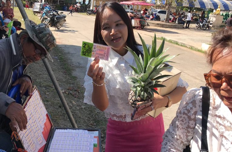 ชัยภูมิคอรอลุ้นหวยเลขธูปมงคล งานพิธีเบิกเนตร-สมโภชพระใหญ่ไปเสี่ยงโชคปีใหม่หลังพบว่าพิธีดังกล่าวนี้เข้าเป้าทุกครั้งเช่นเมื่องวดวันที่ 2 ม.ค.68 ได้1-5-1 ผู้เข้าร่วมงานถูกกันทั้งอำเภอ มาครั้งได้ 7-8-2 แห่ซื้อลอตเตอรี่เกลี้ยงแผง