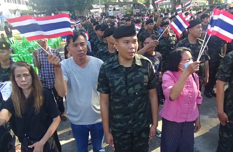 มทบ.39 รับญาติทหารใหม่ OPEN HOUSE ให้ลาพักหลังฝึกเสร็จ จัดพิธีถวายบังคม หน้าพระบรมราชานุสาวรีย์สามกษัตริย์ ร้องเพลงชาติไทย และบ้านเกิดเมืองนอนกระหึ่ม