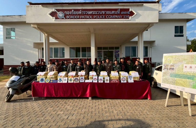 กกล.ผาเมือง ร่วมแถลงข่าวการจับกุมขบวนการลักลอบลำเลียงยาเสพติด ยึดยาบ้า 2,504,000 เม็ด ในพื้นที่ อ.แม่อาย จว.ช.ม.