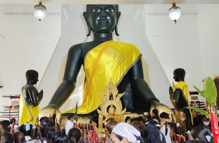 สุพรรณบุรี ประเพณียกดาบชาติพันธุ์ถวายหลวงพ่อขุนด่านแห่งเดียวในโลก