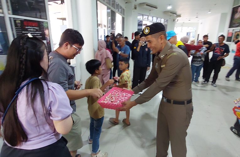ยะลาด่านตรวจคนเข้าเมืองมอบของขวัญปีใหม่อำนวยความสะดวกเพื่อความประทับใจนักท่องเที่ยวช่วงเคาท์ดาวน์