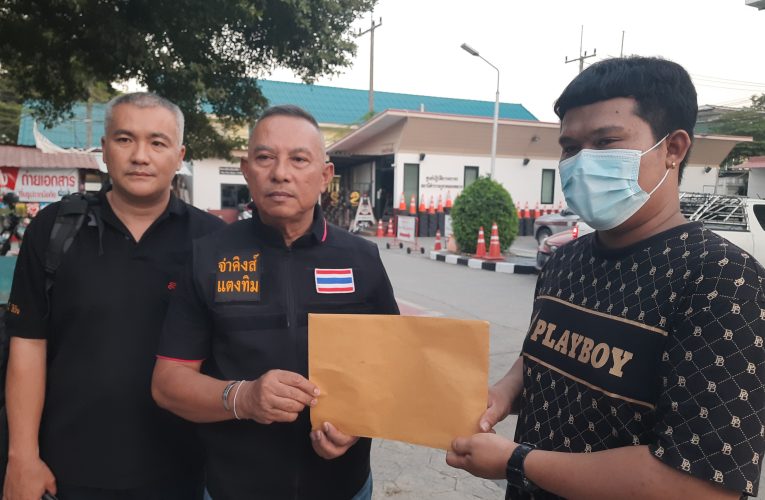 ปทุมธานี“จ่าคิง สะพานใหม่”นำเสี่ยโอ๊ตตามคดีถูกมือดีฉกทองไปล้านกว่าบาทหลังตำรวจเรียกผู้เกี่ยวข้องทั้ง13 รายตรวจลายนิ้วมือ