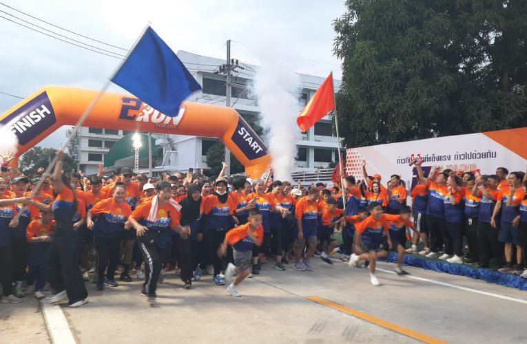 ปทุมธานี คนนับหมื่นร่วมโครงการ สร้างเสริมสุขภาวะประชาชนชาวท่าโขลง เดิน วิ่ง ระยะทาง 5 กิโลเมตรเพื่อสุขภาพ