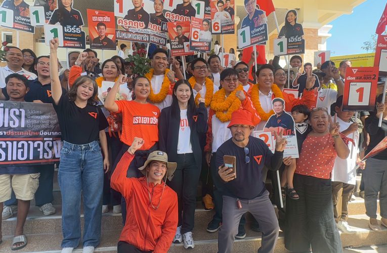 รับสมัครเลือก สส.ระยองแบบแบ่งเขตวันแรกคึกคัก ว่าที่ผู้สมัครเดินทางมาก่อนเวลา มีผู้สมัครถูกตัดสิทธิ์ไป 1 คน หลังขาดคุณสมบัติ