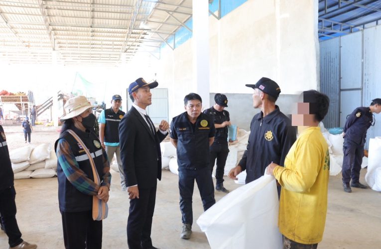 นายอำเภอไม่ทนนำอส.ตรวจสอบโรงงานแปรรูปบุกพบผิดอื้อ