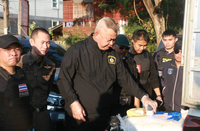 หนองคาย เดือด ตร.วิสามัญพ่อค้ายาเสพติดลักลอบขนยาบ้ากว่า 6 ล้านเม็ด ชักปืนยิงปะทะ จนท.เปิดทางหนี เจอสวนกลับ ดับคาพวงมาลัย ส่วน จนท. ตร.เจ็บ 2 นาย