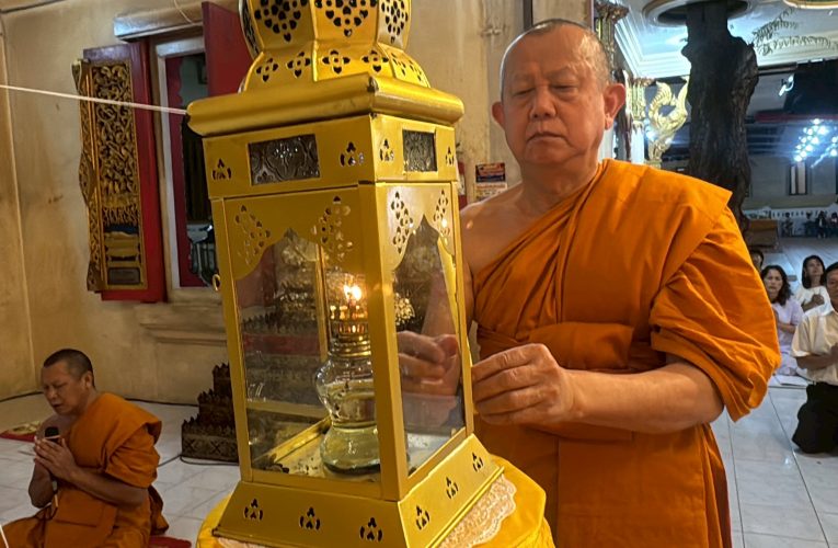 สวดมนต์ข้ามปีมีพุทธศาสนิกชนมาร่วมสวดกันมากมายเพื่อเป็นสิริมงคล