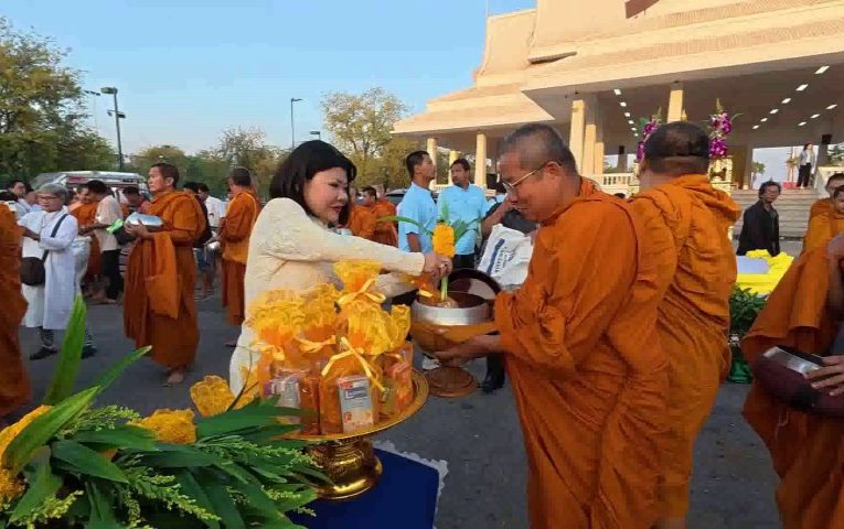 ฉะเชิงเทรา / ประชาชนจำนวนมากแห่ร่วมพิธีทำบุญตักบาตรับปีใหม่