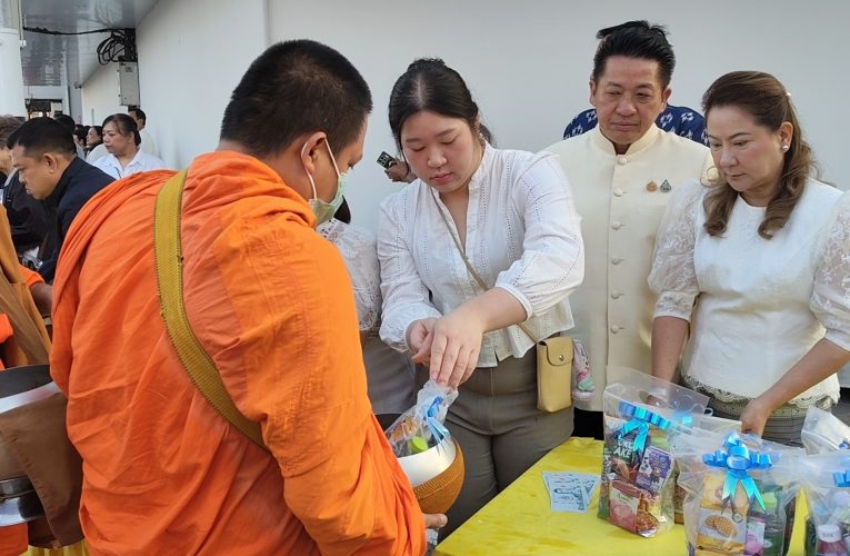 ทำบุญกลางเมืองพิษณุโลก ต้อนรับวันขึ้นปีใหม่ 2569