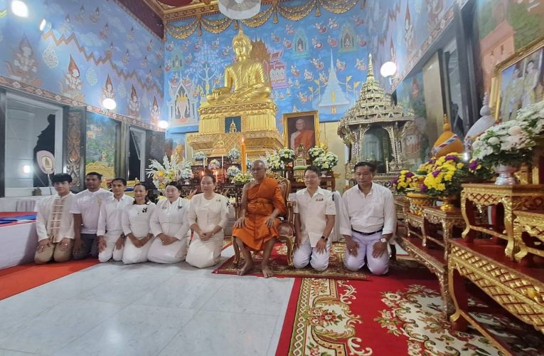 ผู้ว่าราชการจังหวัดกระบี่ นำพุทธศาสนิกชนและนักท่องเที่ยว ร่วมพิธีสวดมนต์ข้ามปี ส่งท้ายปีเก่า ต้อนรับปีใหม่ 2569 ณ วัดแก้วโกรวาราม พระอารามหลวง