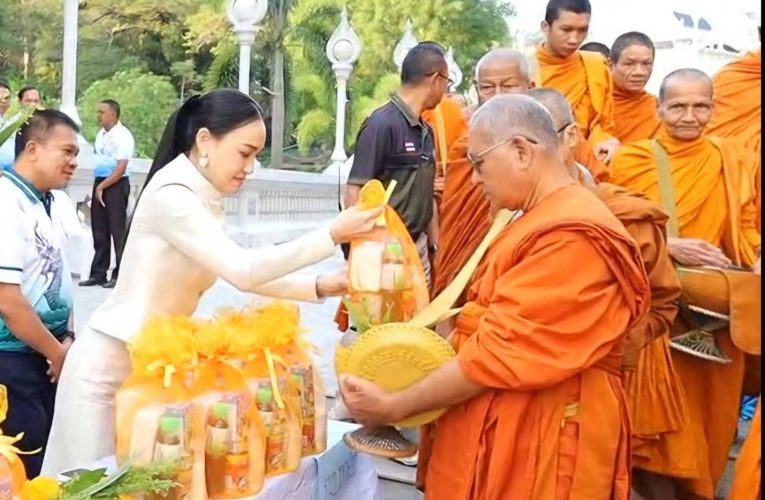 มท. 4 พร้อมชาวจังหวัดกระบี่และนักท่องเที่ยวจำนวนมาก ร่วมทำบุญตักบาตรเนื่องในวันปีใหม่ 2569 เพื่อความเป็นสิริมงคลในการดำเนินชีวิต