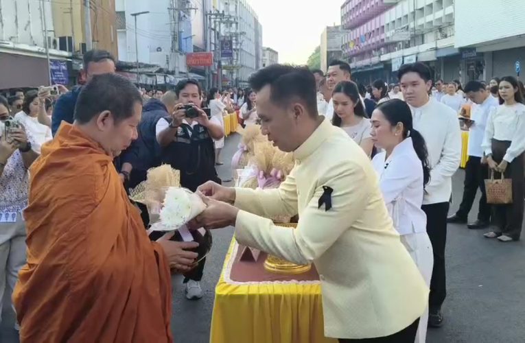 ชาวลพบุรีทำบุญปีใหม่ไหว้ขอพรสิ่งศักดิ์สิทธิ์