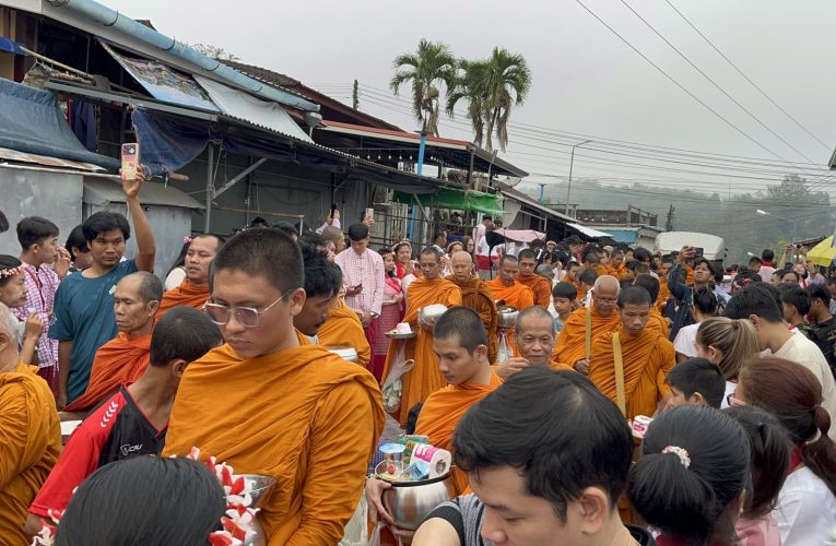 กาญจนบุรี สังขละบุรีคึกคัก นักท่องเที่ยวแห่ตักบาตรรับปีใหม่2569 คาดเงินสะพัดกว่า 100 ล้าน