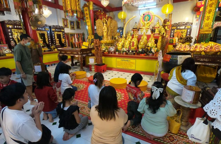 นักท่องเที่ยวจำนวนมาก เดินทางขึ้นเขาสมอแครง จ.พิษณุโลก เพื่อไหว้เทพเจ้าและสิ่งศักดิ์สิทธิ์ช่วงเทศกาลปีใหม่ ที่สำคัญร่วมทำพิธีแก้ปีชงเพื่อความสบายใจ พร้อมบูชาสิ่งมงคล แก่ปีชง