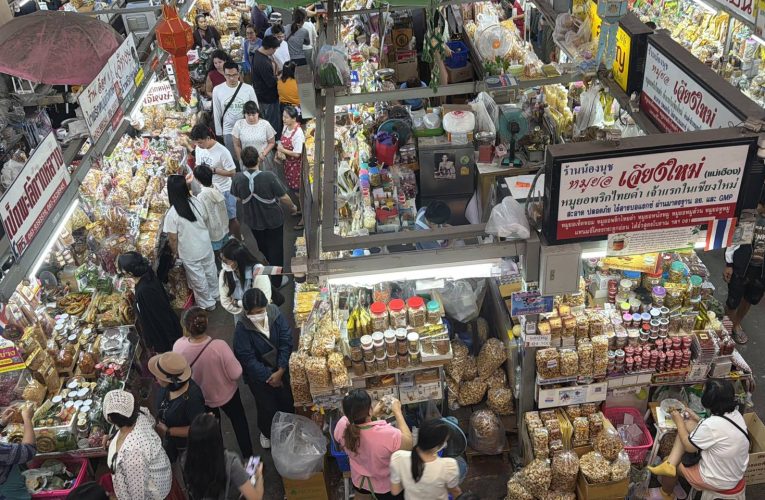 ตลาดวโรรส,ตลาดต้นลำไย นักท่องเที่ยวจีนคึกคักแห่ซื้อของฝาก การจราจรหนาแน่น ตำรวจจราจรเข้ม ตั้งด่านหน้าจวนผู้ว่า จับพวกไม่สวมหมวกกันน๊อค ทั้งคนไทยและต่างชาติ