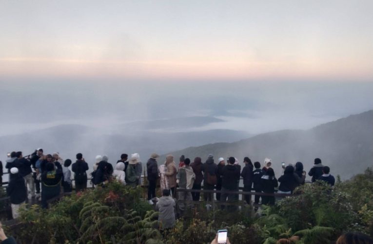 อากาศหนาวต่อเนื่อง อุณหภูมิเพิ่มขึ้นเล็กน้อย นักท่องเที่ยวยังคงคึกคัก ได้ชมทะเลหมอกที่กิ่วแม่ปาน อุณหภูมิต่ำสุดที่ดอยอินทนนท์ 5 องศา ที่ยอดดอย เชียงใหม่ติดอันดับ 15 สถานที่ท่องเที่ยวที่ดีที่สุดในโลกมนุษย์