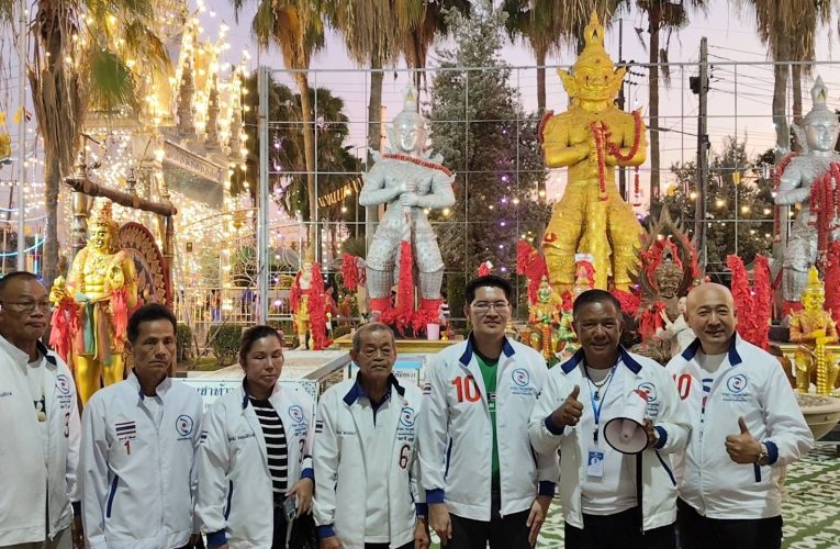 ปทุมธานี เต้ มงคลกิตติ์ ขอพรท้าวเวสสุวรรณวัดดังฮือฮาจับเลขไหทองได้เลข 10 เจ้าตัวปลื้มมากขณะที่“เต้ มงคลกิติ์”ย้ำหากเป็นรัฐบาลจะเพิ่มงบกองทัพสองแสนล้านต่อปี