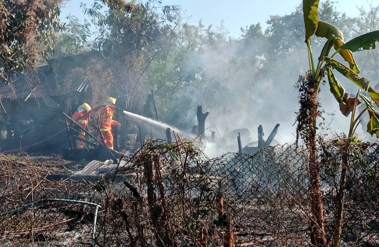 เกิดเหตุเพลิงไหม้ บ้านสวน กลางทุ่งนาวอดทั้งหลัง ขณะเจ้าของบ้านไม่อยู่ คาดก่อไฟผิง ลืมดับไฟก่อนออกจากบ้าน โชคดีที่ไม่มีผู้ได้รับอันตราย