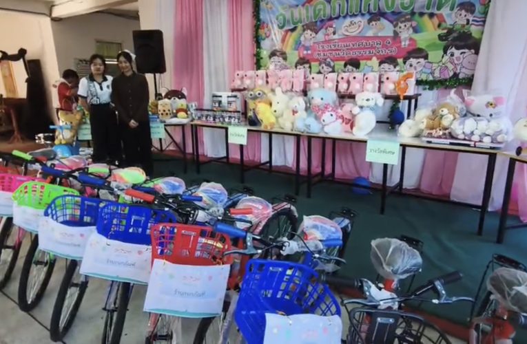 งานวันเด็กแห่งชาติ ของโรงเรียนเทศบาล 4 ชุมชนวัดธรรมจักร จ.พิษณุโลก บรรยากาศสนุกสนานมาก ของแจกของกินอร่อย ๆ เพียบ