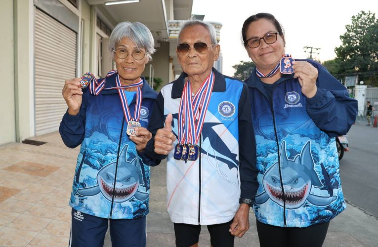 ยกนิ้ว คุณตาสว่าง ย่าง 106 ปี วันเดียว คว้า 3 ทอง กรีฑา กีฬาสูงอายุนานาชาติ ไทยแลนด์ โอเพ่น มาสเตอร์เกมส์