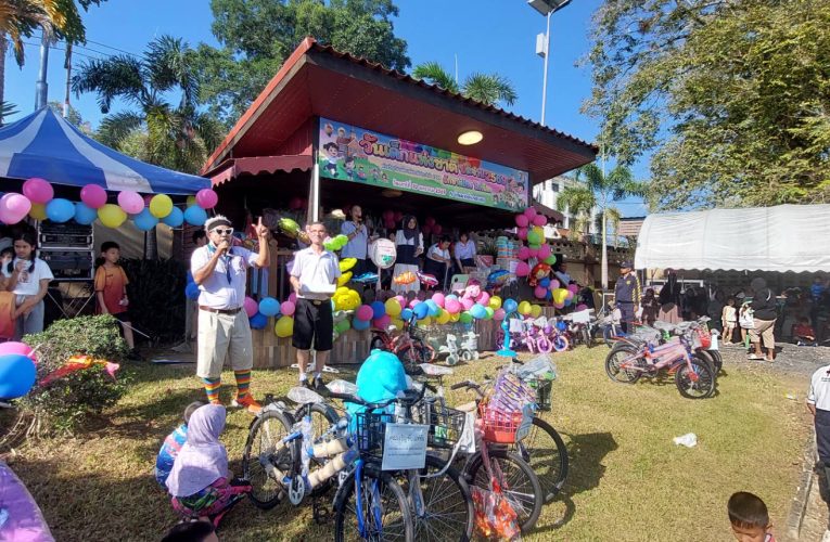 ยะลานายอำเภอเบตงเปิดบ้านจัดกิจกรรมวันเด็กแห่งชาติ