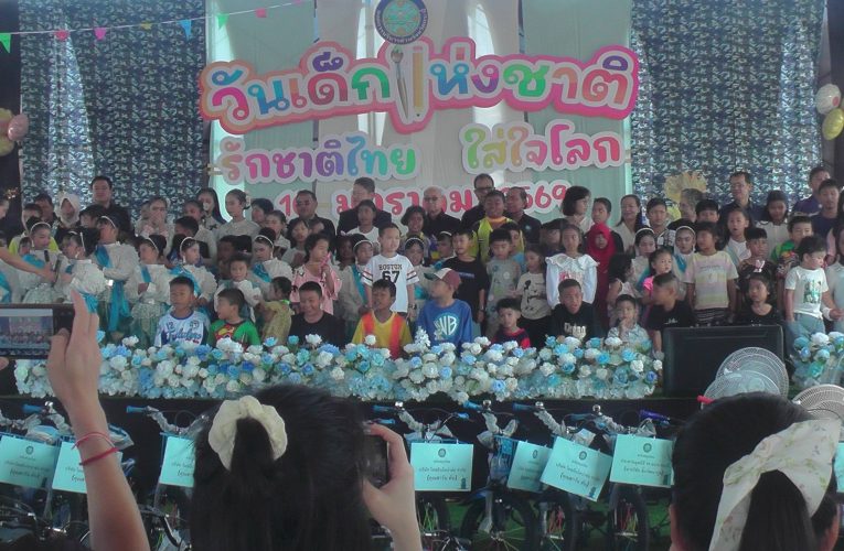 วันเด็กแห่งชาติกระบี่คึกคักองค์การบริหารส่วนจังหวัดทุมงบ 5 แสนบาทซื้อสิ่งของอาหารเครื่องดื่มให้เด็กเยาวชนร่วมสนุกสนานเล่นเกมส์รับรางวัลใหญ่รถจักรยาน 30 คัน