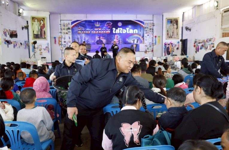 สกลนคร วส.909 ทหารพัฒนาจัดกิจกรรมเอาใจเด็กของกินเพียบเด็กแฮปปี้