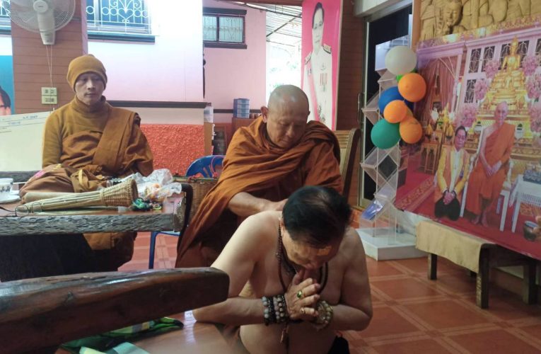 เกจิดังอีสานให้พร “ดร.นิยม” และทีมงานถึงสำนักงานพรรคโอกาสใหม่ ลุยสู้ศึกเลือกตั้งสส.สกลนคร เขต2 เบอร์ 6 เพื่อให้ทำหน้าที่ปกป้องศาสนา