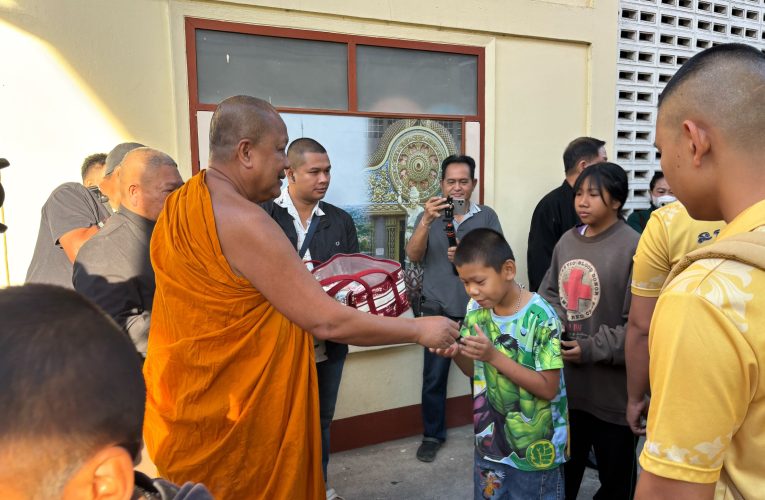 สมุทรปราการ เด็กบางพลีไม่ผิดหวังแห่รับของเงินขวัญถุงวันเด็กแน่นวัดบางพลีใหญ่กลาง