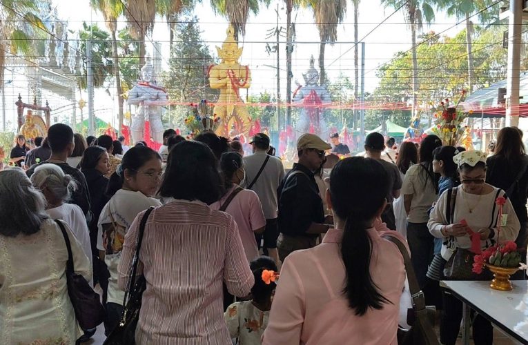 ปทุมธานี ครบจบในที่เดียว ศรัทธาแรง สายมูแห่แก้บนท้าวเวสสุวรรณ ให้โชค หายป่วย ลูกสอบติด