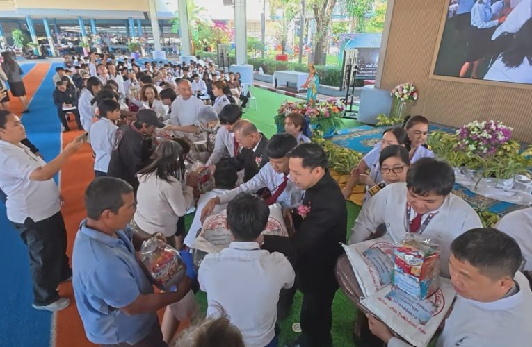 ฉะเชิงเทรา รองผู้ว่าส่งมอบความสุขครอบครัวยาจน นักเรียนด้อยโอกาส