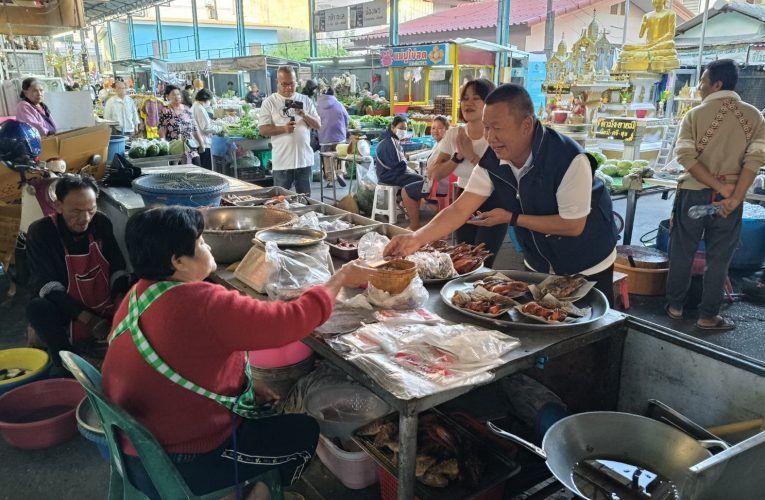 ผู้สมัคร ส.ส.ภูมิใจไทยเดินหาเสียงกลางตลาดสดยามเช้า