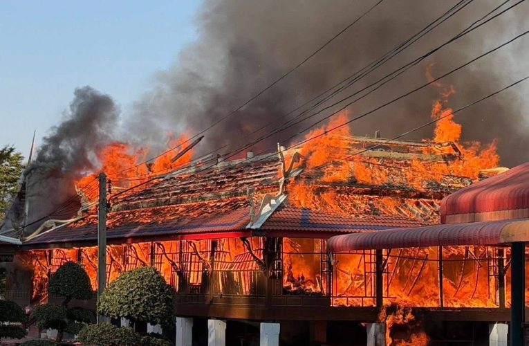 ไฟไหม้ศาลาไม้สัก วัดดังลพบุรีวอดทั้งหลัง ค่าเสียหายกว่า 10 ล้าน