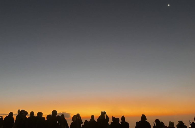 อากาศหนาวต่อเนื่องอุณหภูมิเพิ่มขึ้น อุณหภูมิต่ำสุด 4 องศา ที่ยอดดอยอินทนนท์ นักท่องเที่ยวยังคงคึกคัก ขึ้นดอยสัมผัสอากาศหนาว