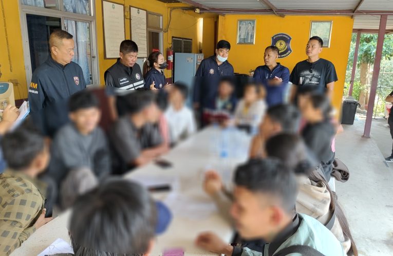 สุพรรณบุรีตำรวจทางหลวงศรีประจันต์จับฟอร์จูนเนอร์ขนแรงงานต่างด้าว