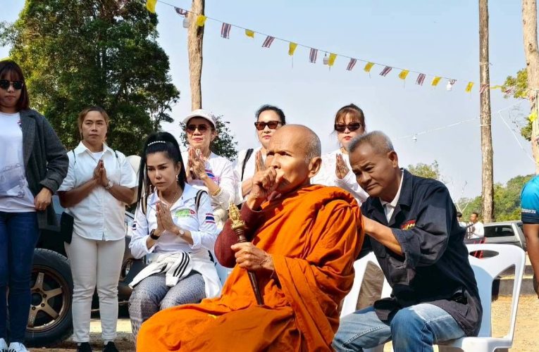 จันทบุรี/ชาวบ้านพร้อมผู้ขับคิวรถรับ-ส่งผู้แสวงบุญ ขึ้นนมัสการรอยพระพุทธบาทพลวง ร่วมประกอบพิธีบวงสรวงพร้อมตักบาตรเพื่อความเป็นสิริมงคลก่อนเปิดประเพณีนมัสการรอยพระพุทธบาทพลวง ปี 2569 เริ่ม 19 ม.ค.–19 มี.ค. เสริมเข้มความปลอดภัยตลอดเส้นทาง