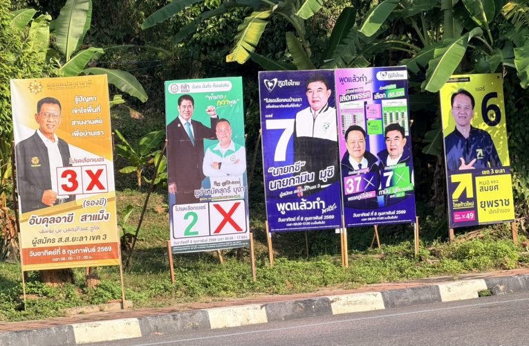 ยะลา ทีมงานผู้สมัครเร่งติดตั้งป้ายหาเสียงทั่วเมืองเบตง