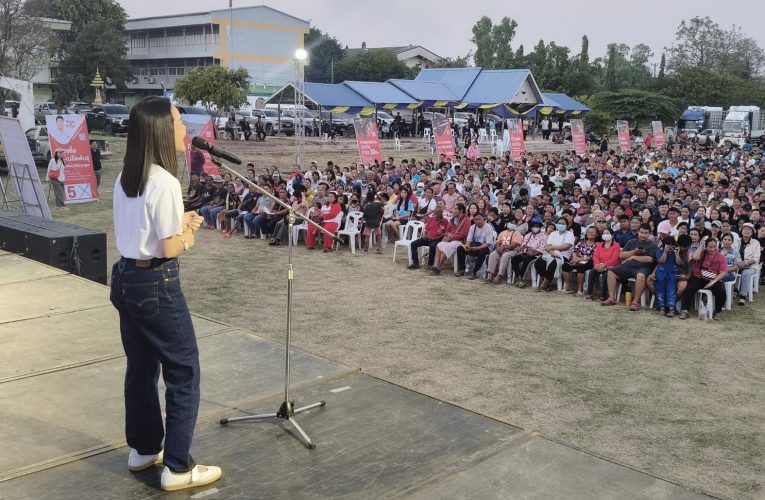 เดียร์ ลงพื้นที่ช่วยผู้สมัคร ส.ส.พรรคเพื่อไทยลพบุรีหาเสียง